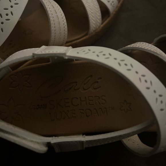 Cali from Sketchers Heels - Picture 4 of 4